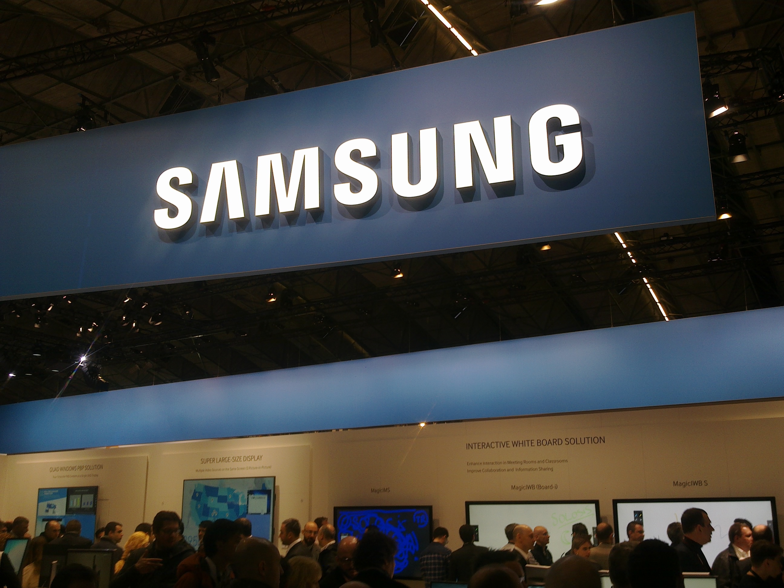 AB dystrybutorem ekranów Samsung Smart Signage